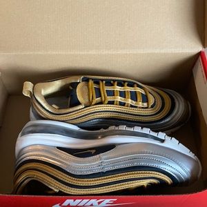 Women’s airmax 97 SE never worn. US 6.5. AQ 4137700